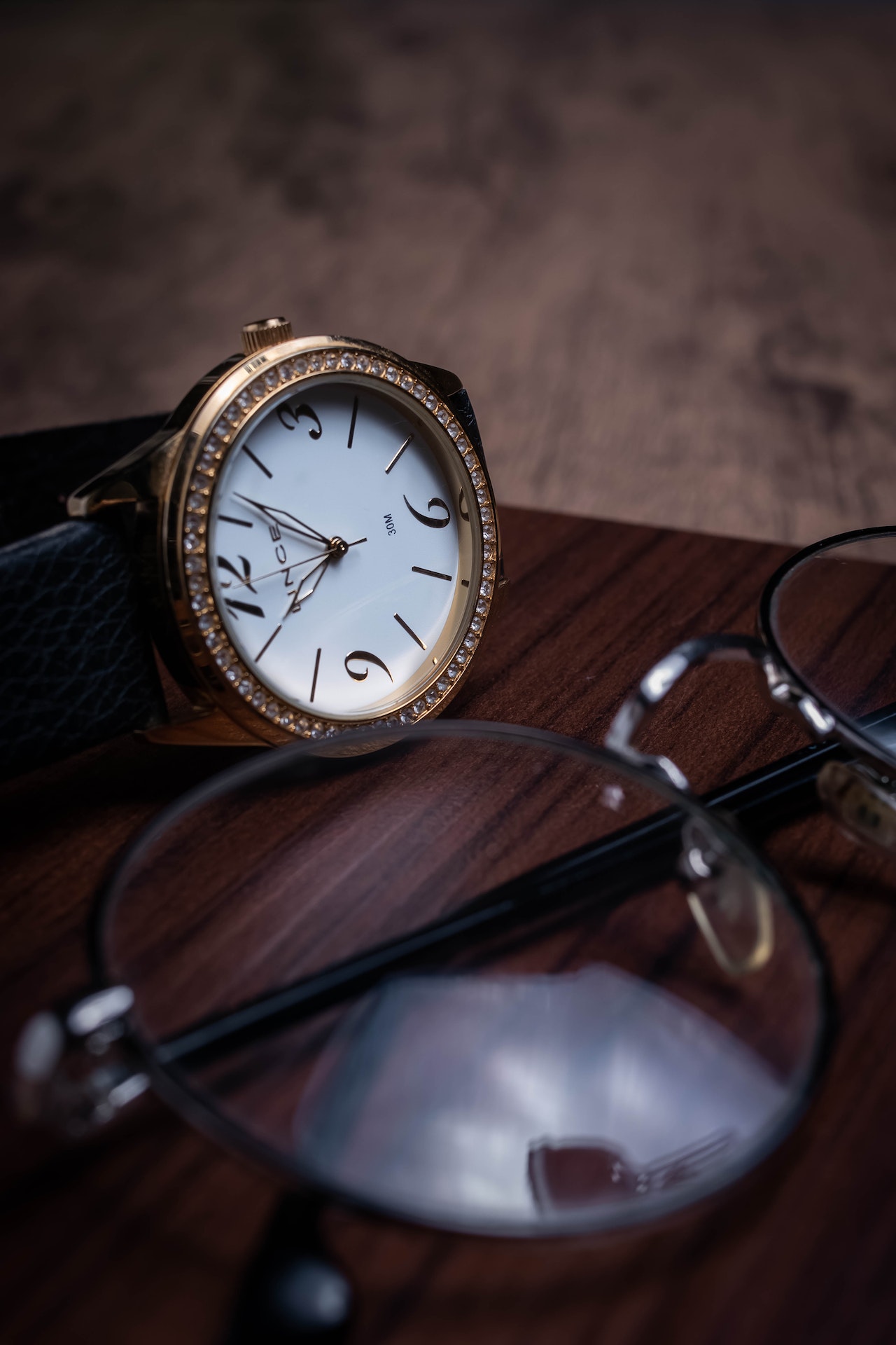 Les lunettes pour Lire la Parole qui Sauve. Et la montre indique le Temps du salut. Lacroixmmavie.com