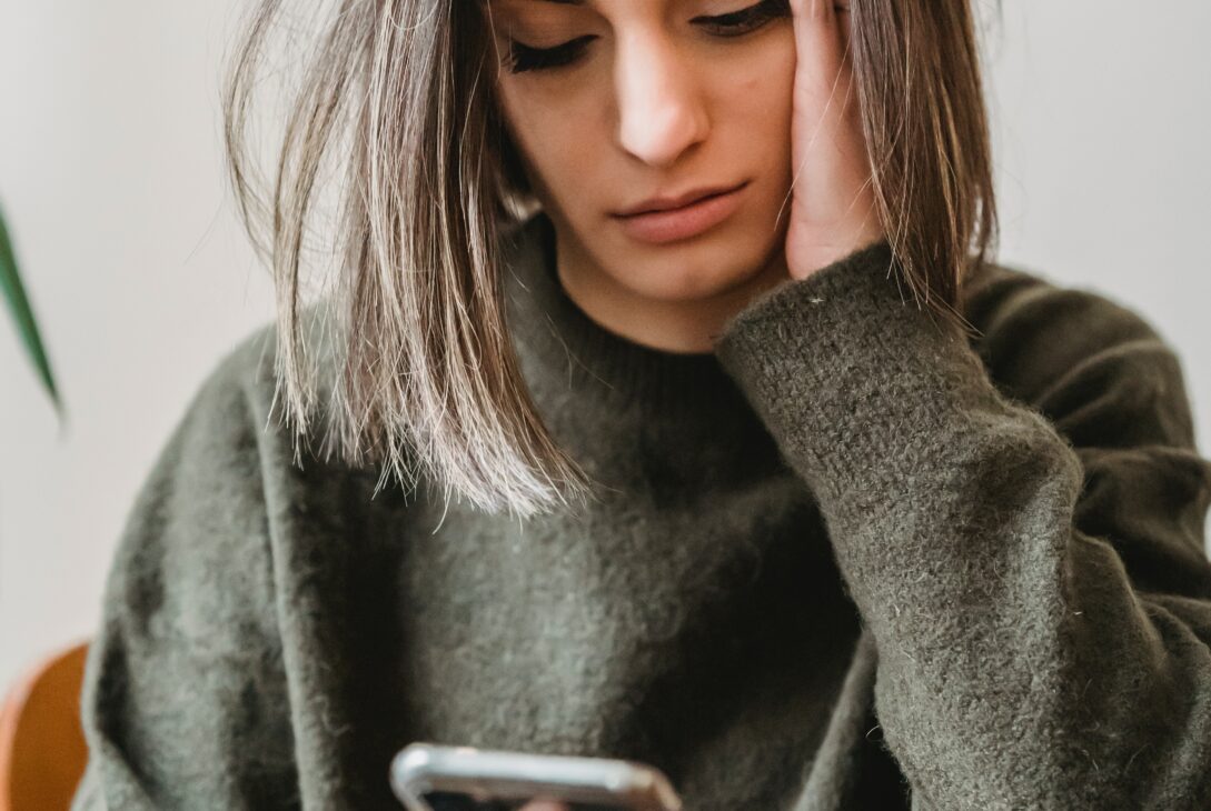 Harcèlement À L'ère Numérique. Une femme en dilem.Edem-lcmv-lacroixmavie.com