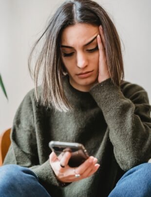 Harcèlement À L'ère Numérique. Une femme en dilem.Edem-lcmv-lacroixmavie.com