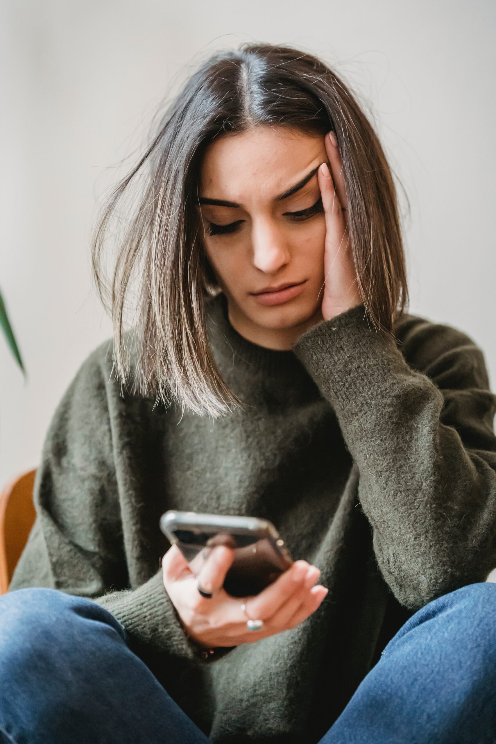 Harcèlement À L'ère Numérique. Une femme en dilem.Edem-lcmv-lacroixmavie.com