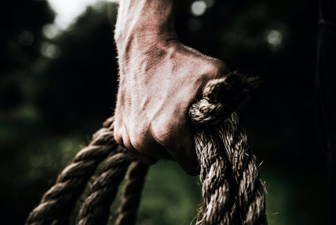 man holding brown rope. La Sagesse de Dieu, est comme une corde. Avec rien Dieu peut grand et il peut tout.Lacroixmavie.com