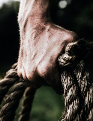 man holding brown rope. La Sagesse de Dieu, est comme une corde. Avec rien Dieu peut grand et il peut tout.Lacroixmavie.com