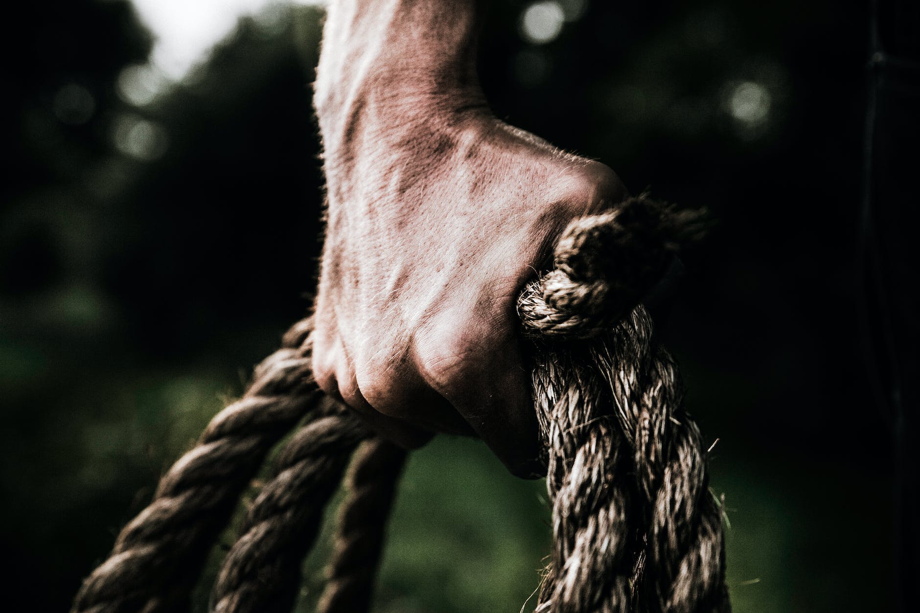 man holding brown rope. La Sagesse de Dieu, est comme une corde. Avec rien Dieu peut grand et il peut tout.Lacroixmavie.com