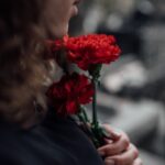 woman holding red flowers.Le lendemain,Lacroixmavie.com EdenDimension.LCMV