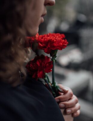 woman holding red flowers.Le lendemain,Lacroixmavie.com EdenDimension.LCMV