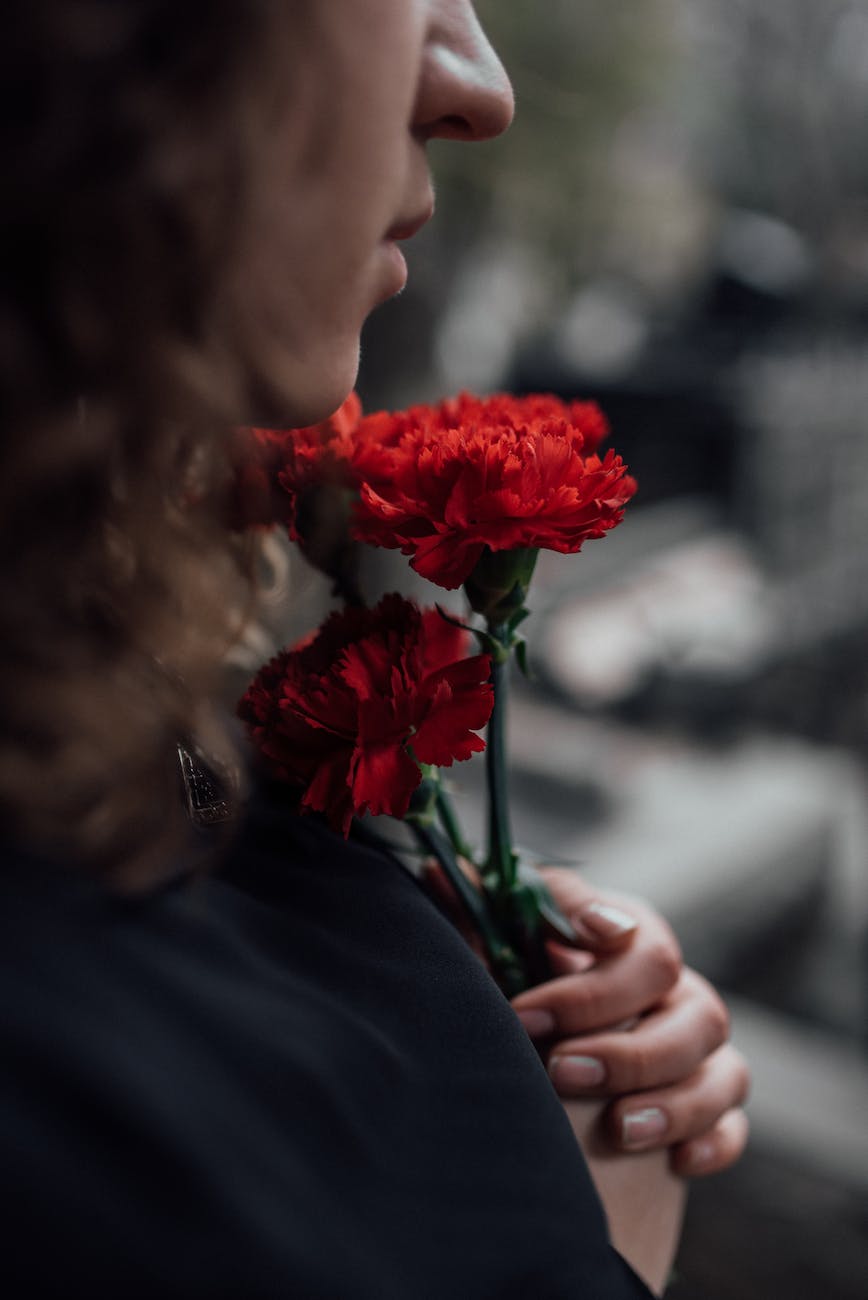 woman holding red flowers.Le lendemain,Lacroixmavie.com EdenDimension.LCMV