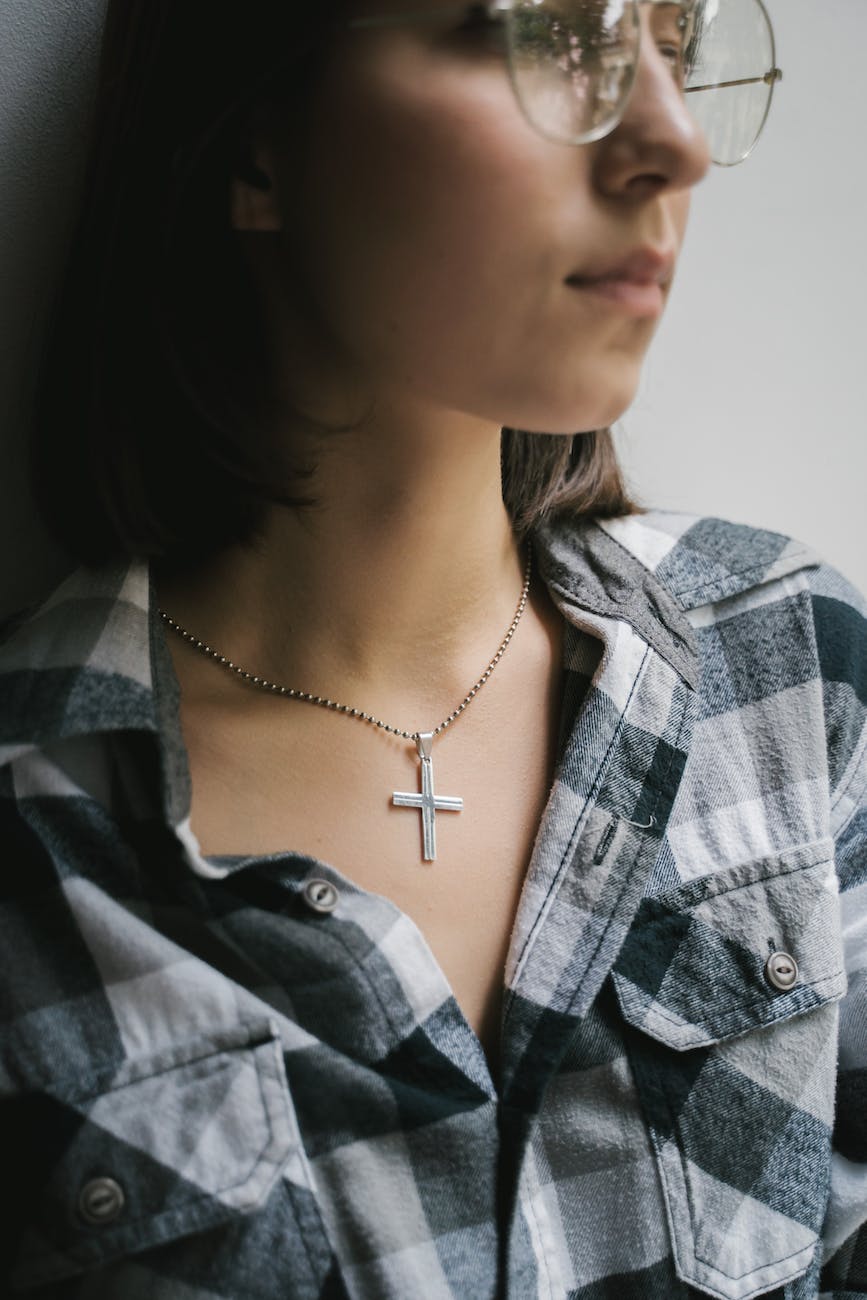Croix de Christ. Un appel authentique provient de la Croix de Christ. Faisons mieux que de porter un crucifix. Vivons la vie de Christ. Lacroixmavie.com. LCMV-Message de la Croix