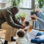 Le Bonheur. Voici des parents partager un temps de joie avec les petits enfants. lacroixmavie.com