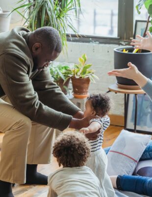 Le Bonheur. Voici des parents partager un temps de joie avec les petits enfants. lacroixmavie.com