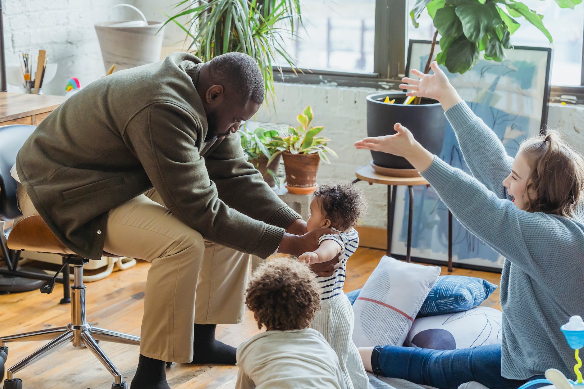 Le Bonheur. Voici des parents partager un temps de joie avec les petits enfants. lacroixmavie.com