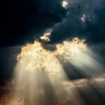 Les Sept Paroles de Jésus sur la Croix. Un ciel obscurcie par le poid du peche de l'humanite.Lacroixmavie.com Seul l'AMOUR de DIEU peut tout changer dans notre marche sur terre.Message de la Croix.LCMV