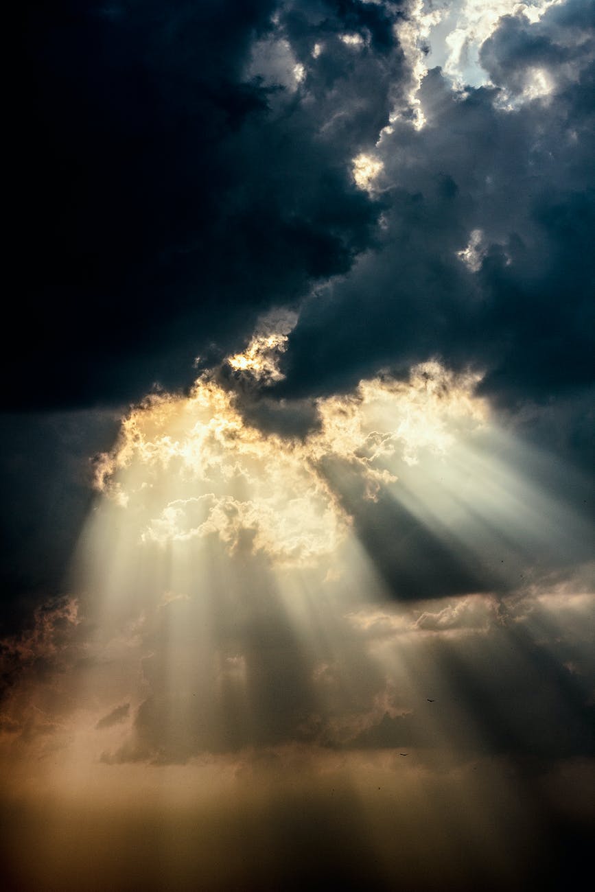 Les Sept Paroles de Jésus sur la Croix. Un ciel obscurcie par le poid du peche de l'humanite.Lacroixmavie.com Seul l'AMOUR de DIEU peut tout changer dans notre marche sur terre.Message de la Croix.LCMV