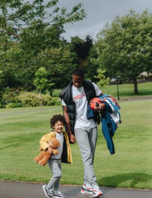 Marcher sur les Pas de Christ. Un homme marchant avec son fils. Tels les chretiens, nous sommes appeler a Marcher sur les Pas de Christ. Lacroixmavie.com