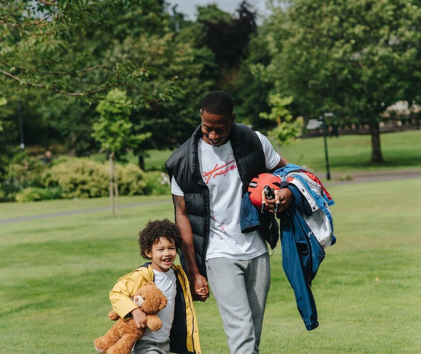 Marcher sur les Pas de Christ. Un homme marchant avec son fils. Tels les chretiens, nous sommes appeler a Marcher sur les Pas de Christ. Lacroixmavie.com