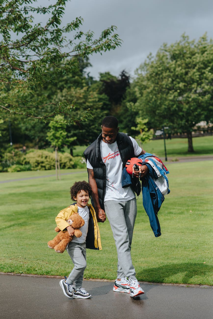 Marcher sur les Pas de Christ. Un homme marchant avec son fils. Tels les chretiens, nous sommes appeler a Marcher sur les Pas de Christ. Lacroixmavie.com